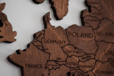 Tu powinno być zdjęcie mapy Europy wykonane w drewnie.